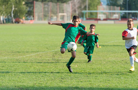小男孩踢球足比赛图片