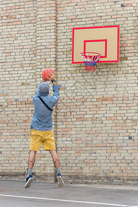 年轻人独自打篮球的背影图片
