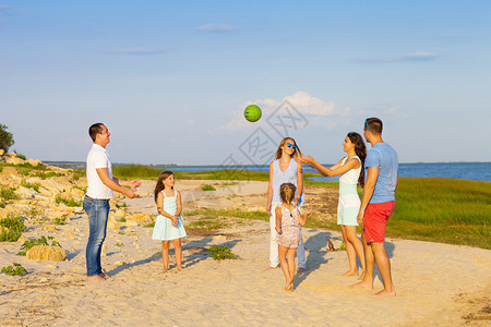 假期带着小孩来沙滩上玩球图片