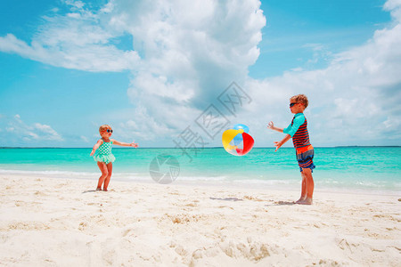 女孩和男孩在海滩玩图片