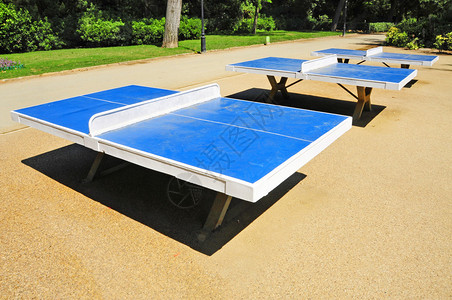 公园里的一些乒乓球桌图片