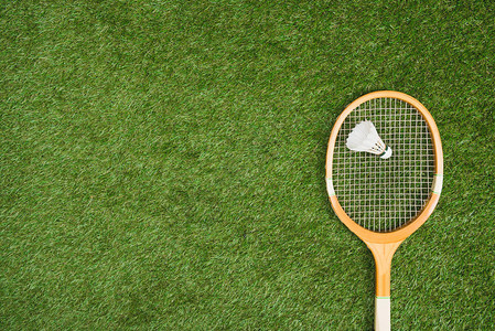 羽毛球拍与羽毛球在草地球场上的俯视图图片