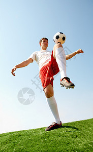足球运动员在足球场上跪图片