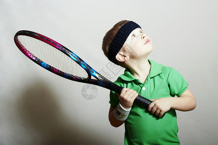 打网球的年轻男孩的画像运动儿童有图片