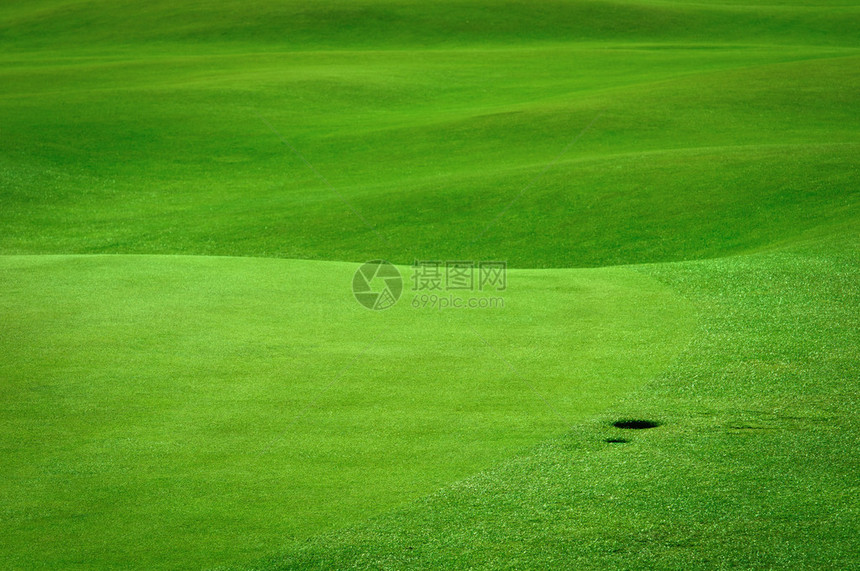 带球孔的高尔夫球场细节图片