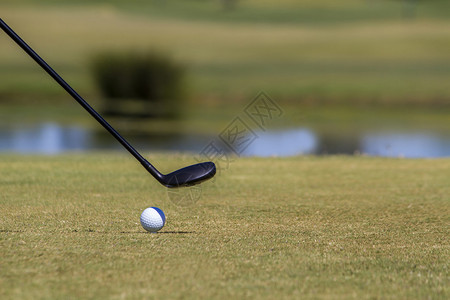 高尔夫球手在美丽的高尔夫球图片