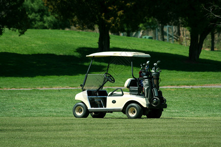 球场道上的高尔夫球车图片