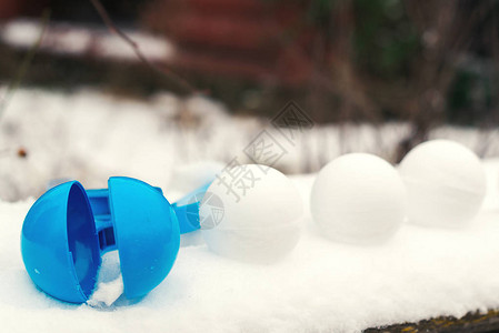 雪球和雪球制造者冬季小游戏与雪背景图片