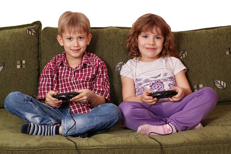 男孩和小女孩玩电子游戏图片
