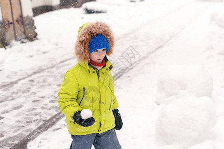 寒假在雪地上玩耍的孩子可爱的小男孩在户外暖和的衣服降雪图片