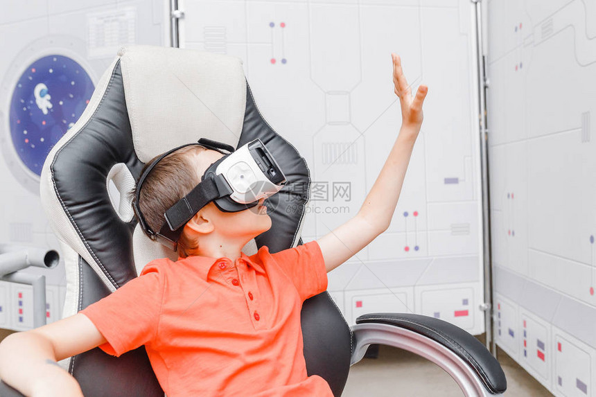 儿童在VR眼镜中经历虚图片