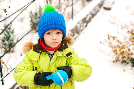 顽皮的小男孩在后院做雪球孩子在户外玩雪寒假快乐的童年享受多雪的冬图片