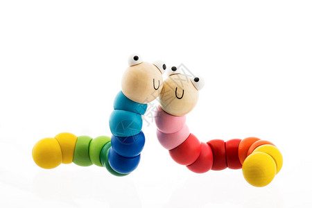 快乐的木玩具婴儿玩具两只虫子在白色背景图片