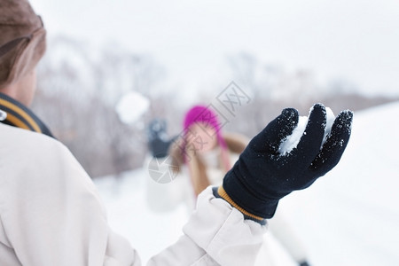 男手套与雪瞄图片