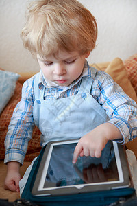 两岁的小男孩在玩平板电脑图片