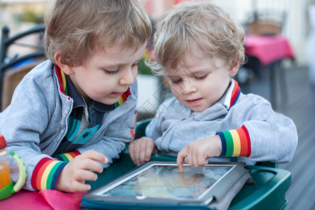 两个小男孩在户外玩图片