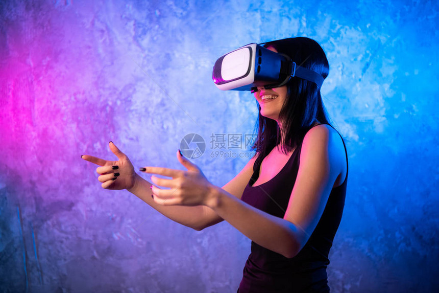 身穿VR装置的惊吓女孩图片