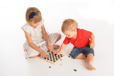 女孩和小男孩玩象棋孤图片