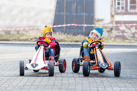 两个小朋友在户外玩具赛车孩子们参加比赛儿童概图片