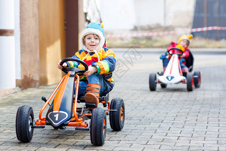 两个有趣的小孩和兄弟姐妹在户外玩具赛车有比赛的朋友儿童概图片