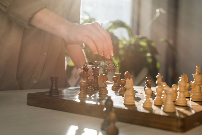 下棋时女人移动的镜头图片