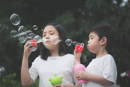 可爱的亚洲儿童在户外图片