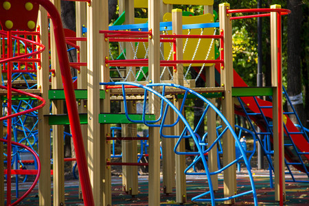 公共园儿童使用的多彩操场设备用背景图片