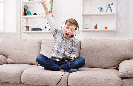 儿童男孩赢电子游戏在线游戏技术促图片