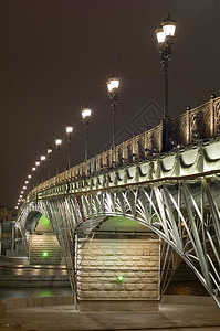 莫斯科晚上有照明的步行桥图片