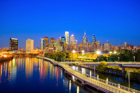 费城宾夕法尼亚街市地平线在微明的图片
