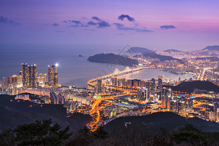 韩国釜山的天际线在晚上背景图片