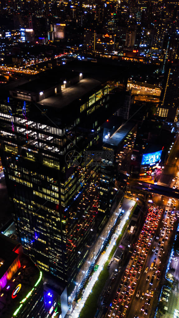 夜间建筑物或城市的鸟瞰图图片