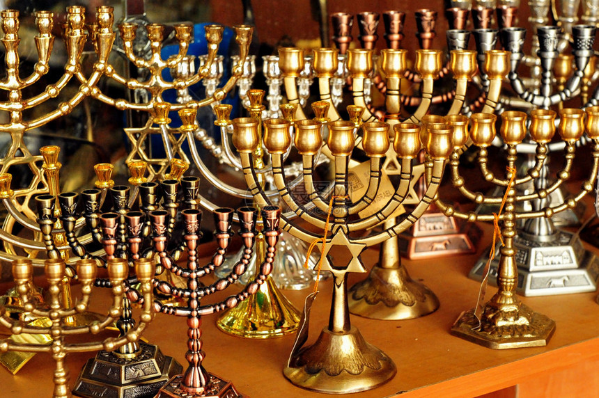 在耶路撒冷旧城市场商店销售的门诺拉犹太节日为8个晚上和8天图片