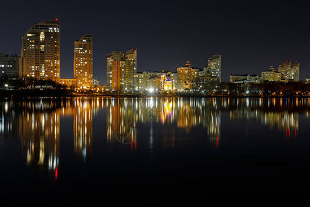 黑暗的城市风景有明亮的建筑物夜间图片