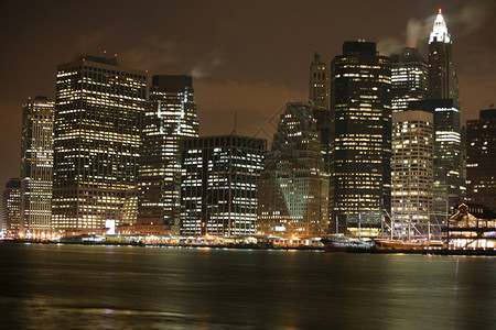 夜间在纽约曼哈顿图片