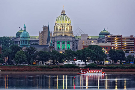 哈里斯堡宾夕法尼亚州立首都大厦的天线和前方的一条河船图片