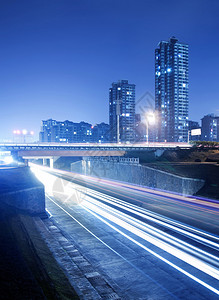 城市的夜幕汽车灯图片