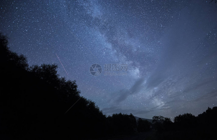 美丽的夜空与流星图片