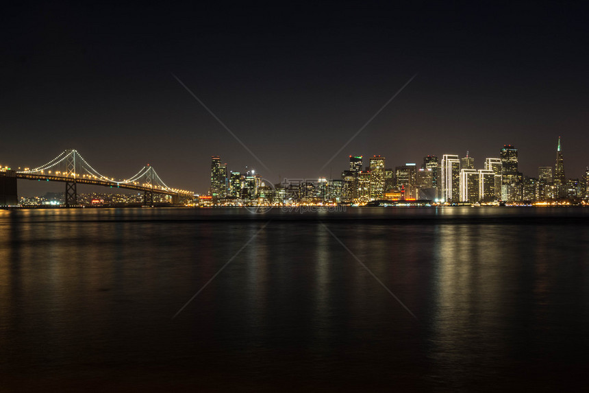 海湾大桥和旧金山的天际线之夜图片
