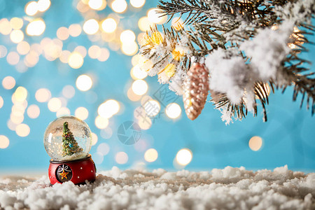 雪球中的圣诞树蓝色的雪球下雪和图片