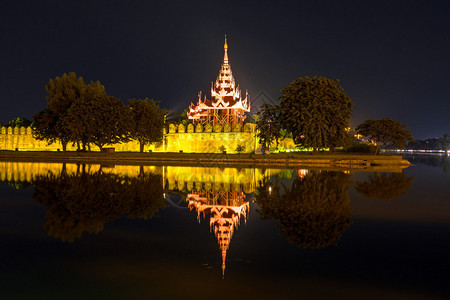 夜间缅甸曼德勒的开明宝塔图片