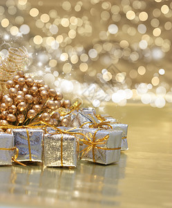 与金礼物莓果和丝带的圣诞节背景图片