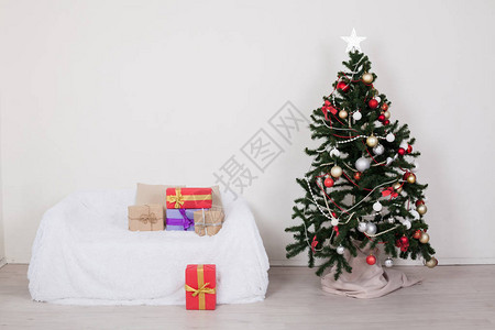 室内圣诞树配有圣诞节装饰品和礼图片