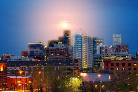 丹佛科罗拉多州彩色夜天线黄昏时在市中心摩天大楼上图片