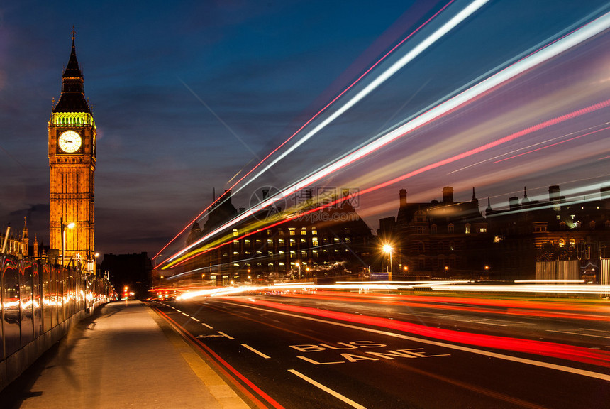 BigBen是伦敦和英格兰最突出的标志之一夜晚与车经过时的灯光一起图片