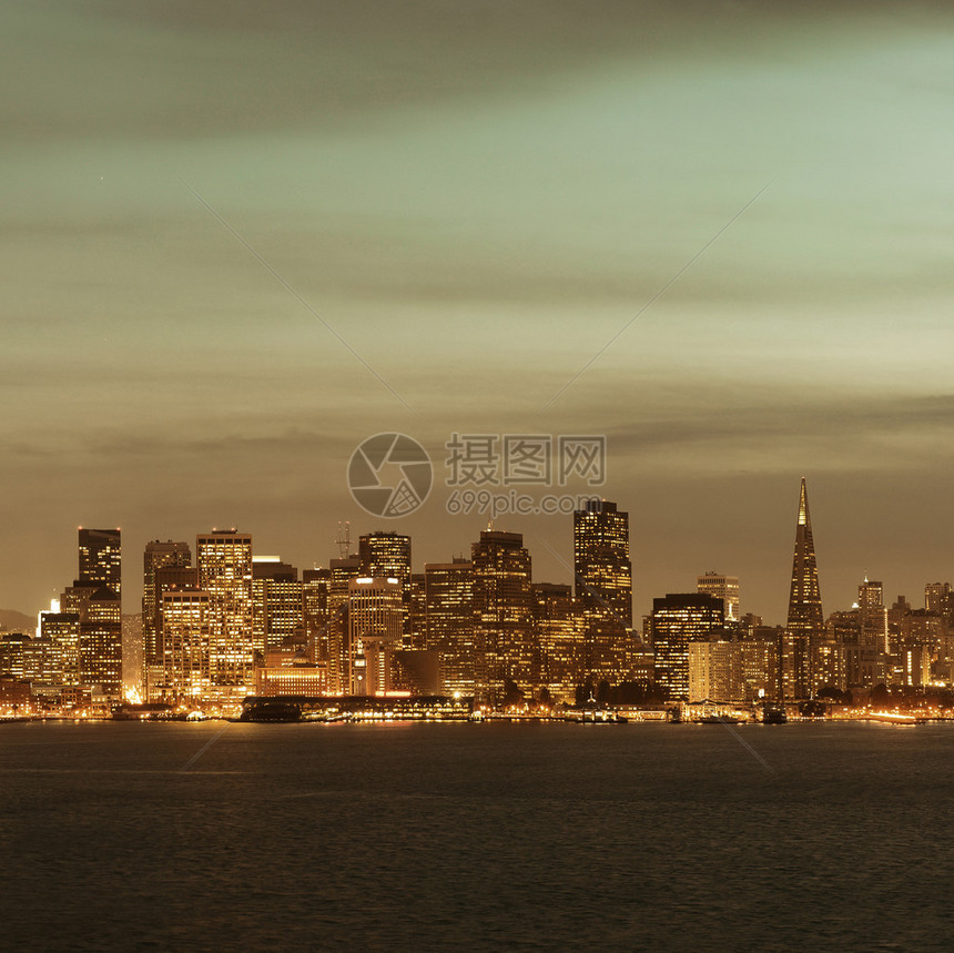 旧金山城市天际线与夜间城市建筑图片
