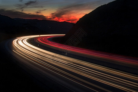 夜间沿高速公路行驶的图片