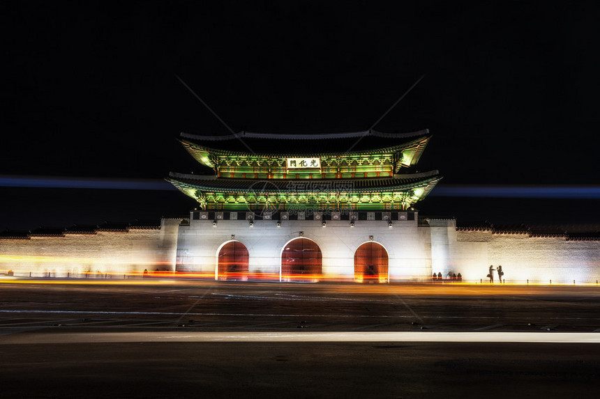 大门是韩国首尔京博庆宫的主要入口汽车在图像上添加了运动灯光小径校对图片