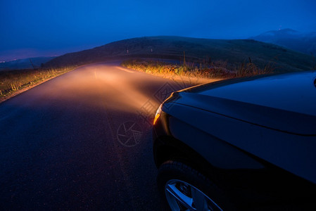 雾中行驶有雾的山路驱动器在晚上背景图片
