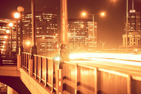 丹佛城市风景夜桥和丹佛天线的一部份背景图片